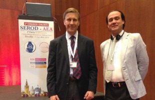 El Dr. Ribera con el Dr. Richard Villar ( uk ), pionero de la atroscopia de cadera y una de sus máximas figuras mundiales.