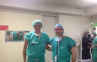 El Dr. Ribera con el Dr. Claudio Mella, una de las figuras mundiales en artroscopia de cadera, en la clínica alemana de santiago de chile.