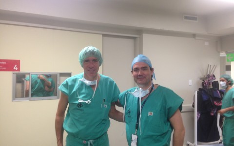 El Dr. Ribera con el Dr. Claudio Mella, una de las figuras mundiales en artroscopia de cadera, en la clínica alemana de santiago de chile.