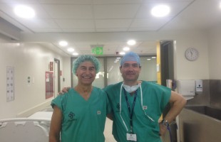 El Dr. Ribera con el Dr. Piriz en la clínica alemana de santiago de chile.