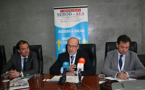 Rueda de prensa de los Dres Muela, Ribera y Montilla en congreso Serod-aea Sevilla 2014.