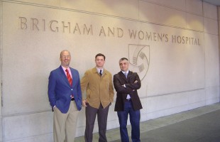 Los Dres Montilla, Muela y Baquero en el Hospital Brighman and Womens de Boston.